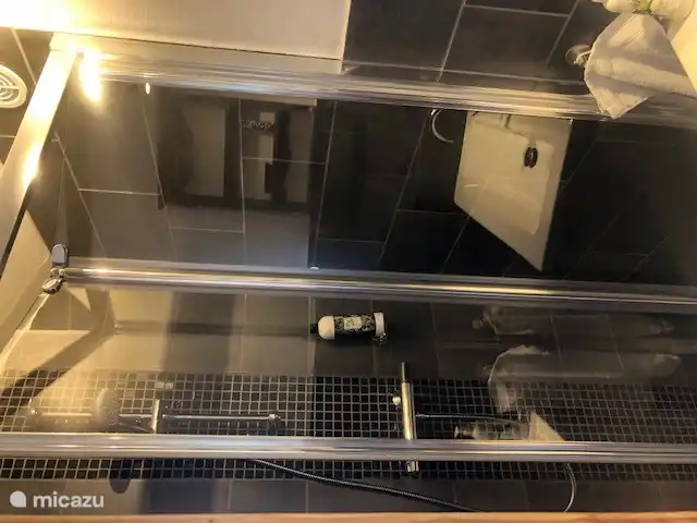 Großzügige Regendusche im Obergeschoss