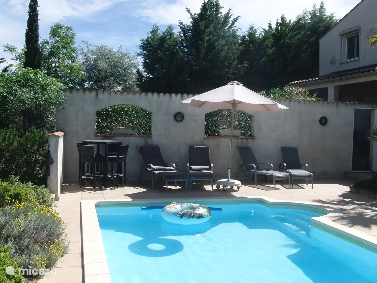 Bequeme Sonnenliegen zum Sonnenbaden mit Poolhandtüchern