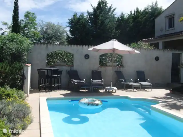 Location de Vacances France, Hérault, Oupia, maison de vacances - Marie Jean Chambre d'hotes & Gite Chaises longues confortables pour bronzer avec serviettes de piscine