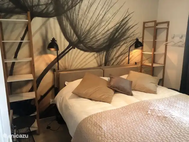 Schlafzimmer im Erdgeschoss mit Kingsize-Bett und Klimaanlage