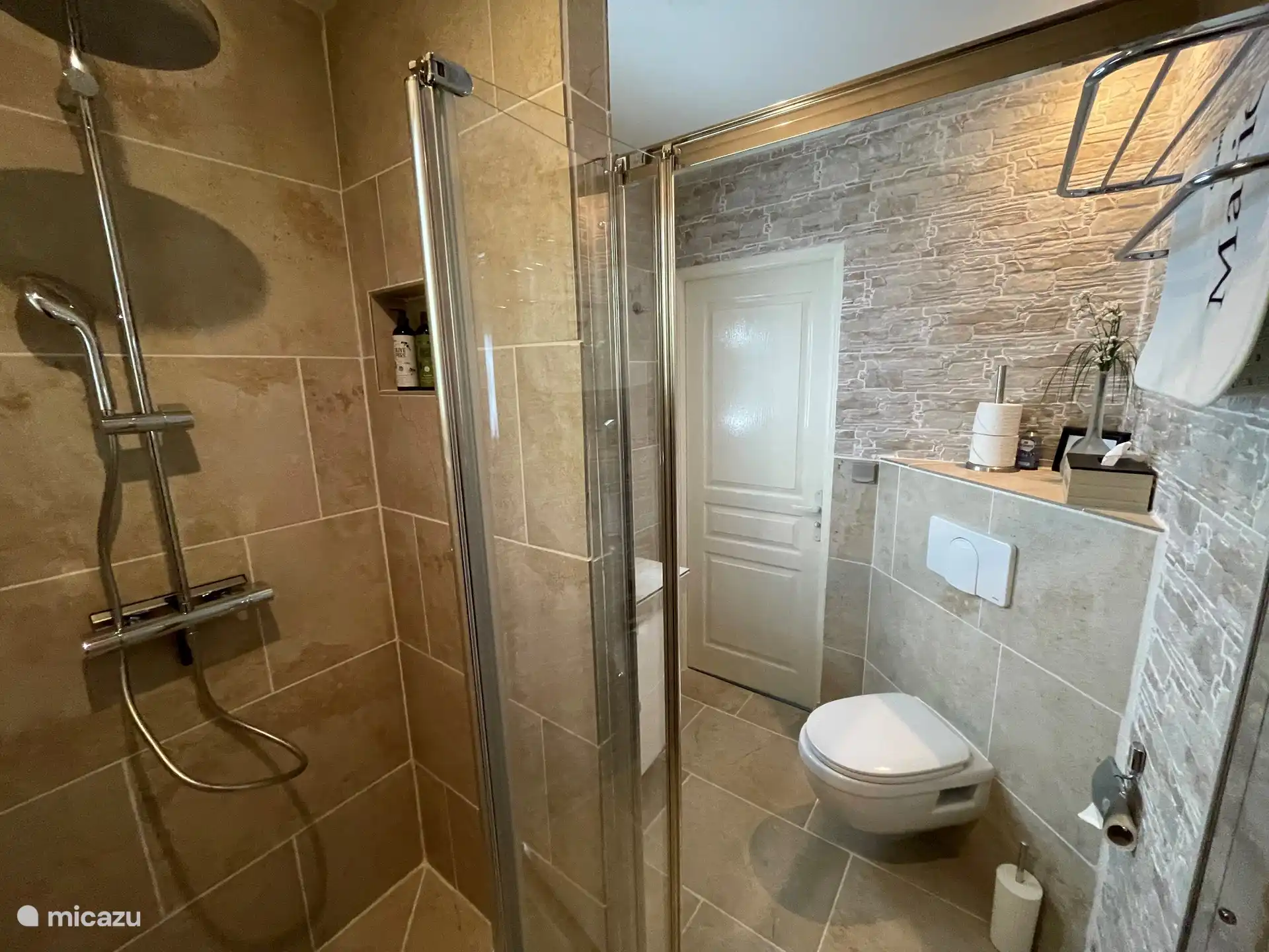 Badezimmer komplett ausgestattet