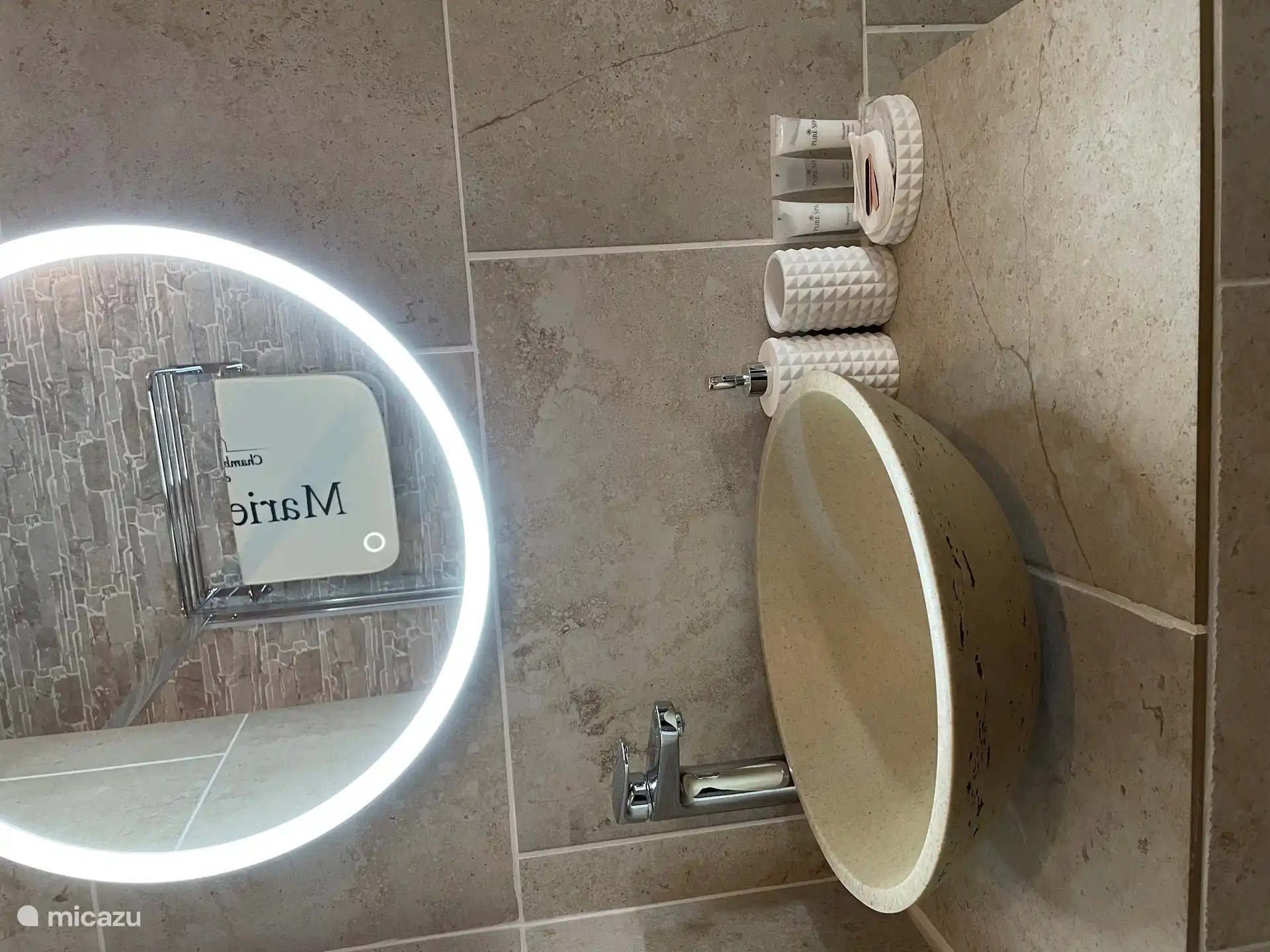 Waschtischmöbel mit Waschbecken