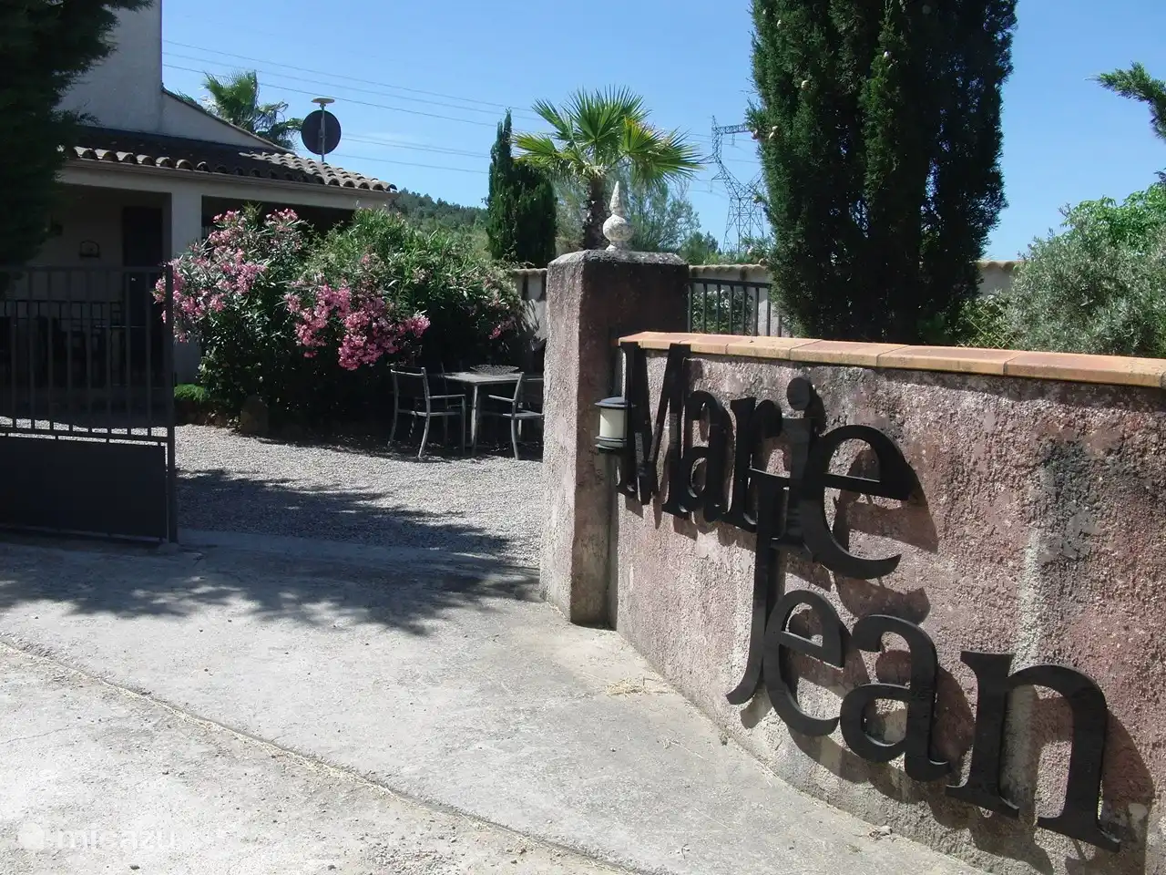 Privater Eingang der Gîte mit privatem Parkplatz