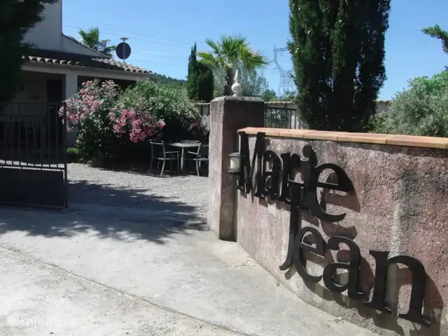 Location de Vacances France, Hérault, Oupia, maison de vacances - Marie Jean Chambre d'hotes & Gite Gîte entrée privée avec parking privé
