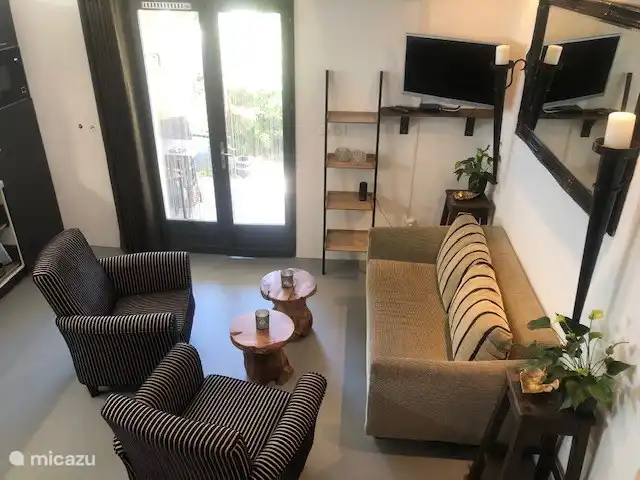 Location de Vacances France, Hérault, Oupia, maison de vacances - Marie Jean Chambre d'hotes & Gite Salon du gîte avec sortie sur la terrasse « balcon »