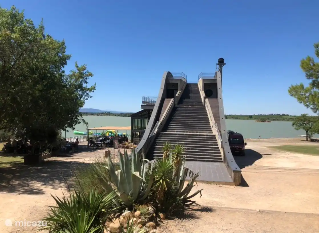 Lac de Jouarres mit kleinem Restaurant und Strand