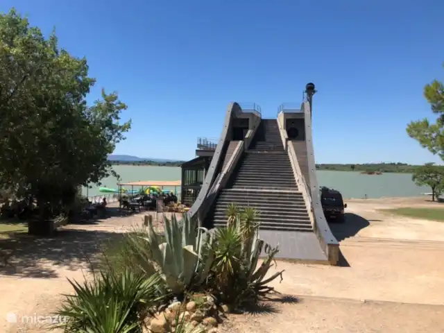 Location de Vacances France, Hérault, Oupia, maison de vacances - Marie Jean Chambre d'hotes & Gite Lac de Jouarres avec un petit restaurant et une plage