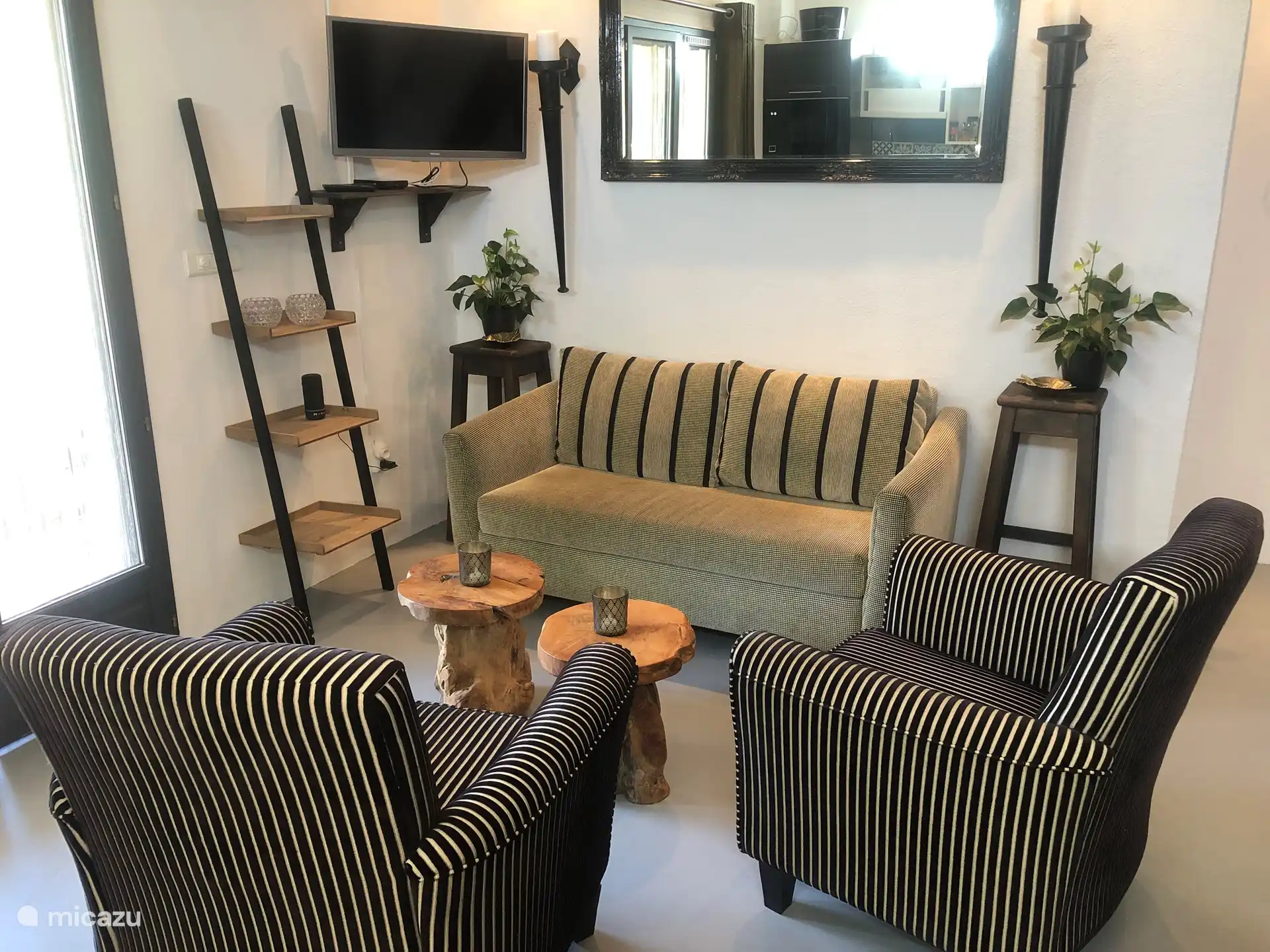 Gemütliches Wohnzimmer mit bequemen Sesseln