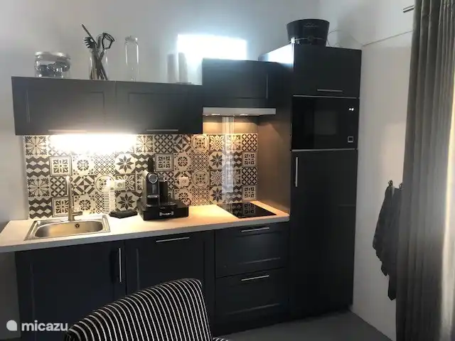 Ferienhausküche mit Nespresso-Maschine, Kühlschrank, Kombi-Backofen-Mikrowelle, Herd, komplett ausgestattet