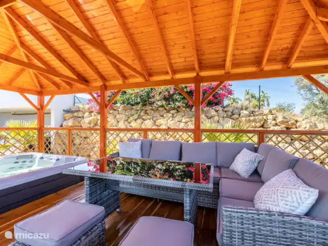 Villa Benisa en Portugal, Algarve, Carvoeiro - villa Canopy con juego de salón y jacuzzi.