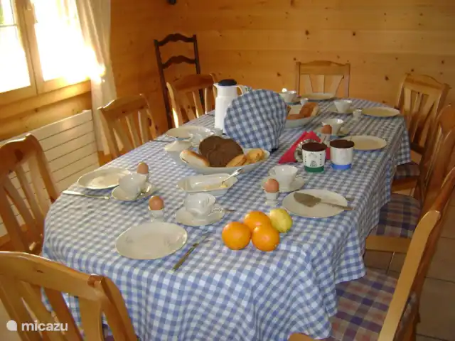 Location de Vacances Suisse, Oberland bernois, Zweisimmen, appartement - « Sports multi-hivernaux » Coin repas et jeux à table.
Le linge de table et de cuisine est inclus dans le loyer.