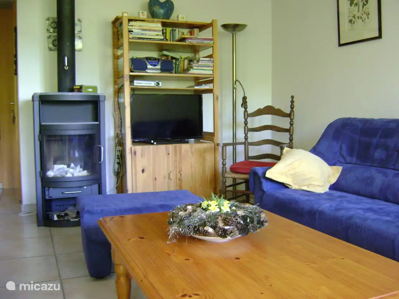 Zithoek met televisie, radio en een warme kachel die voor extra sfeer zorgt. Waar vind je deze luxe? multiwintersport  in Zweisimmen Berner Oberland.
