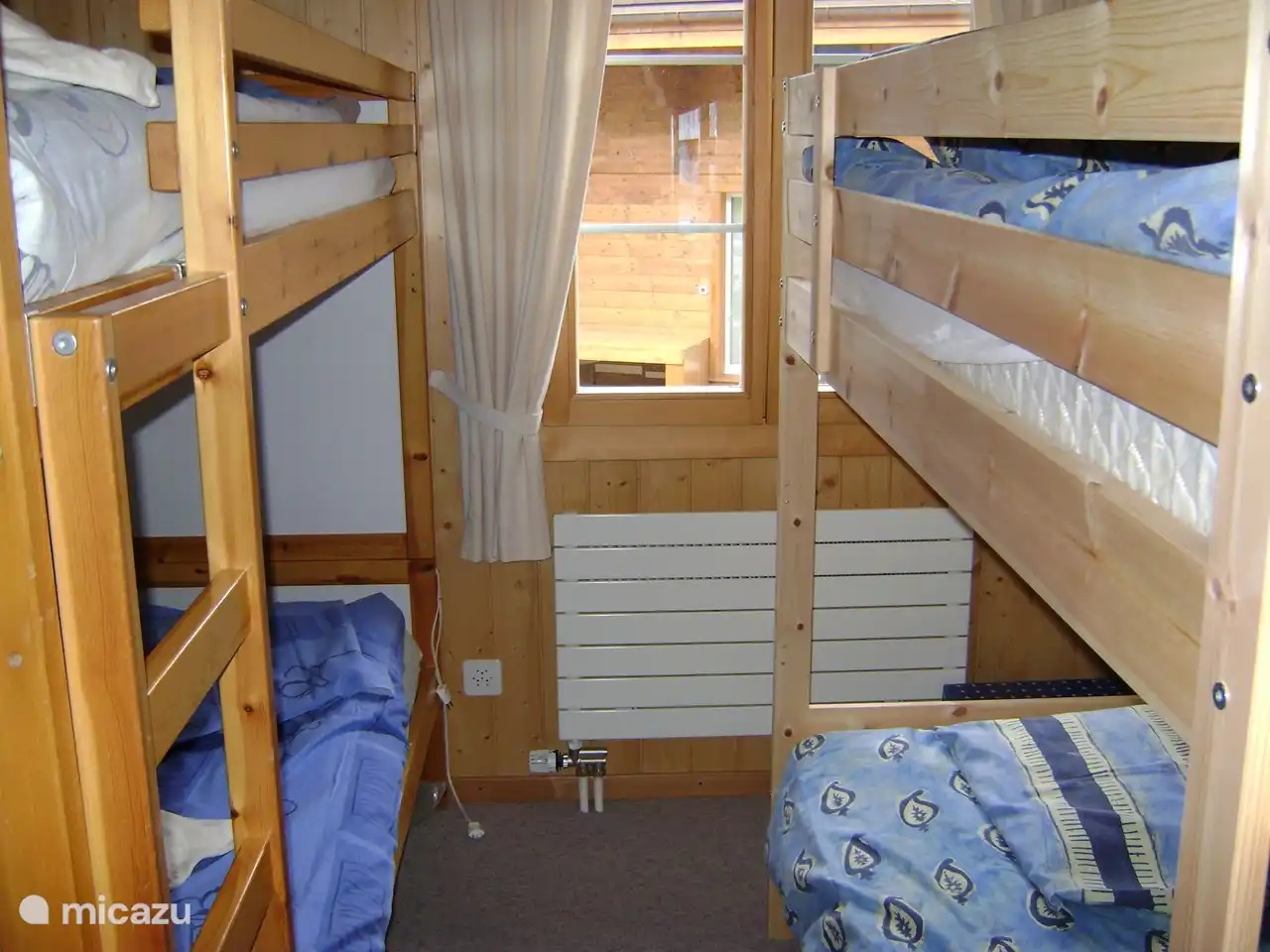 Kinder slaapkamer met 2 stapelbedden, 4 personen.