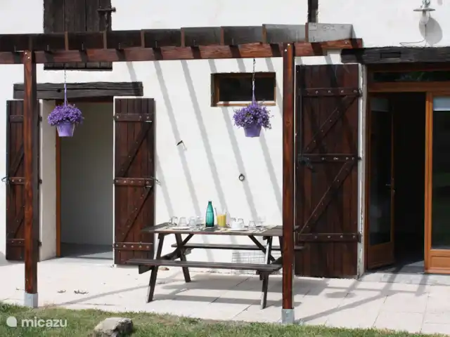 casa rural / cabaña en Francia, Nièvre, Fours – Casa Rural Chevannes Amplios portales sin barreras, porche con gran terraza