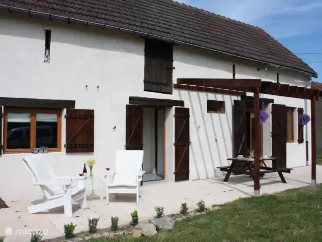 casa rural / cabaña en Francia, Nièvre, Fours – Casa Rural Chevannes Gran terraza que incluye veranda para la sombra a veces muy necesaria.