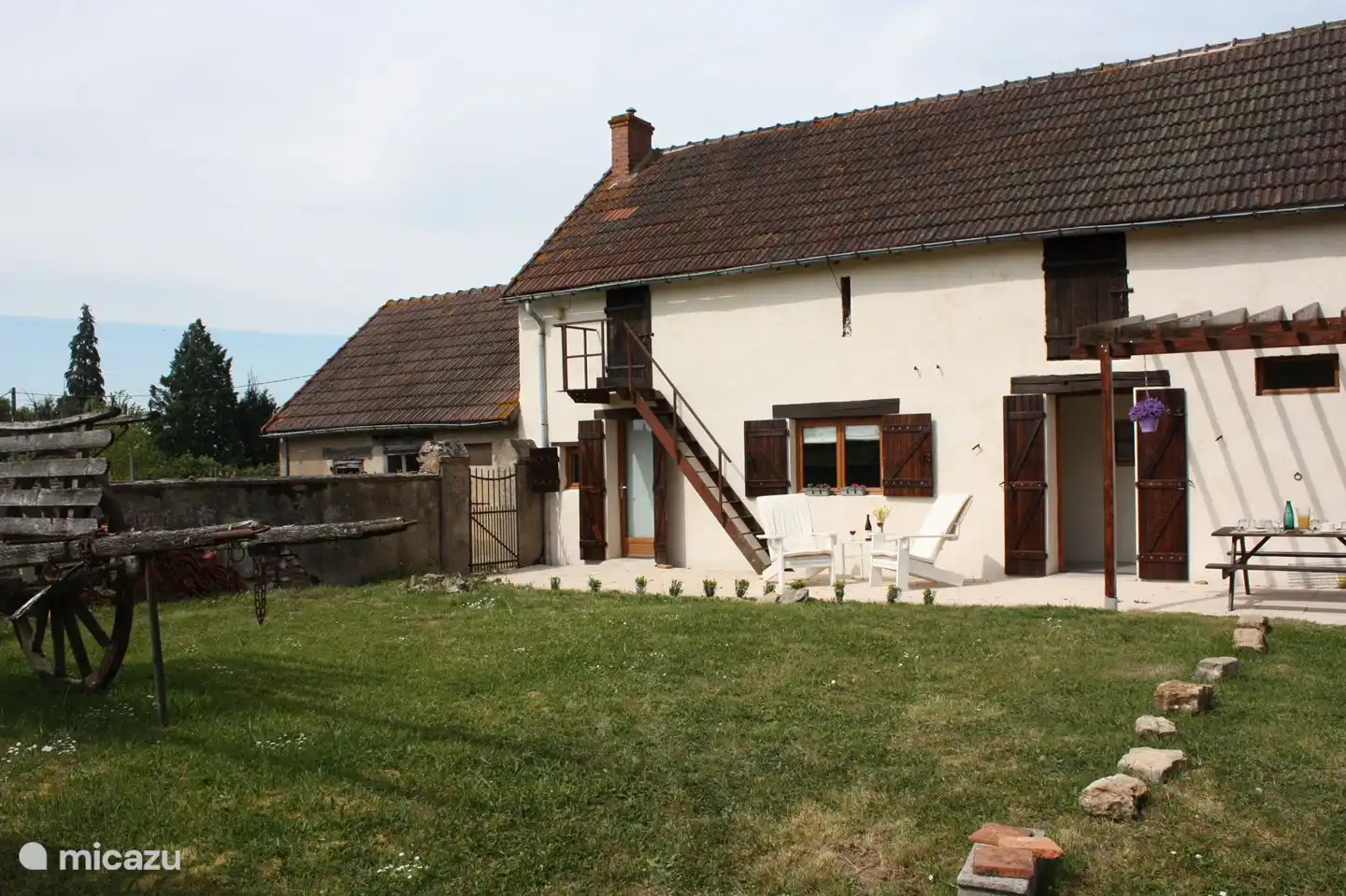 A la izquierda la cocina y al otro lado el salón, cada uno con puerta al exterior.