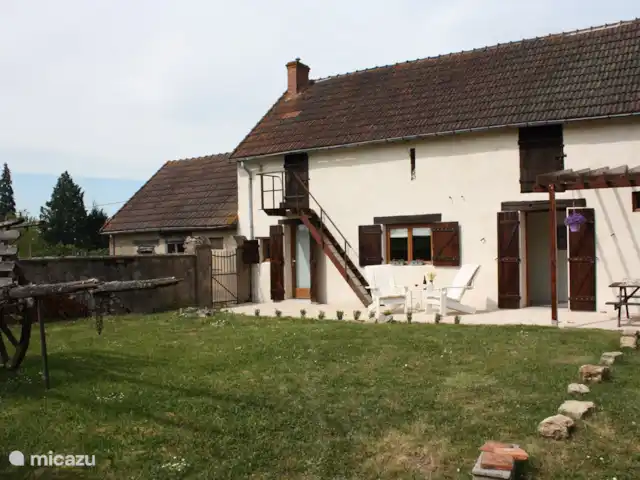 casa rural / cabaña en Francia, Nièvre, Fours – Casa Rural Chevannes A la izquierda la cocina y al otro lado el salón, cada uno con puerta al exterior.