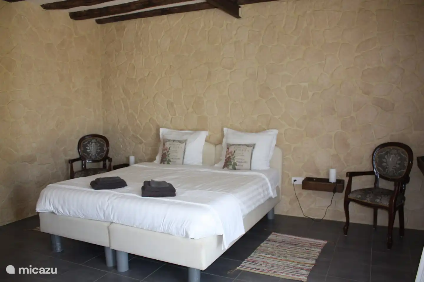 Dormitorio 1: mucho espacio alrededor de la cama (elevada).