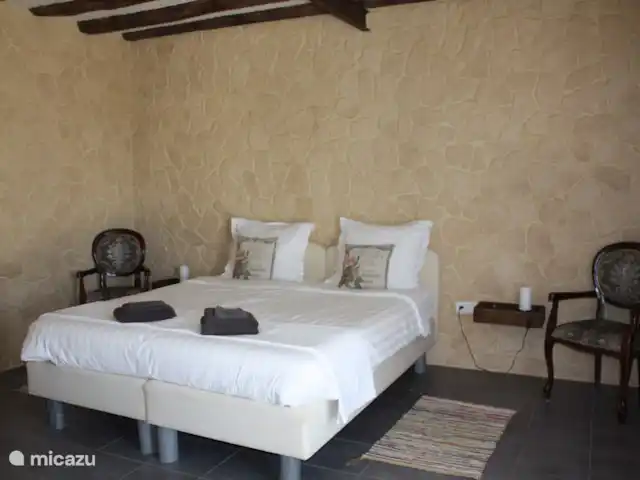 casa rural / cabaña en Francia, Nièvre, Fours – Casa Rural Chevannes Dormitorio 1: mucho espacio alrededor de la cama (elevada).