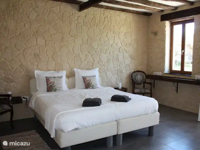 casa rural / cabaña en Francia, Nièvre, Fours – Casa Rural Chevannes Dormitorio 1: mucha luz