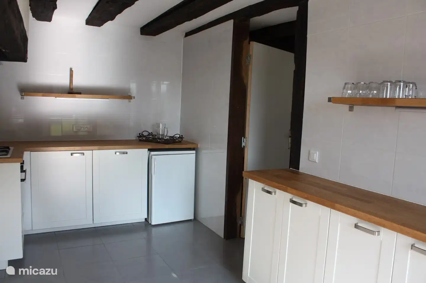 La cocina con mucho espacio de almacenamiento.