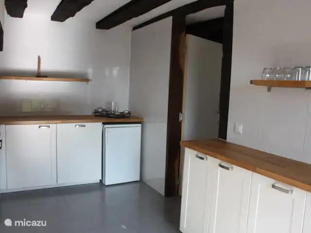 casa rural / cabaña en Francia, Nièvre, Fours – Casa Rural Chevannes La cocina con mucho espacio de almacenamiento.