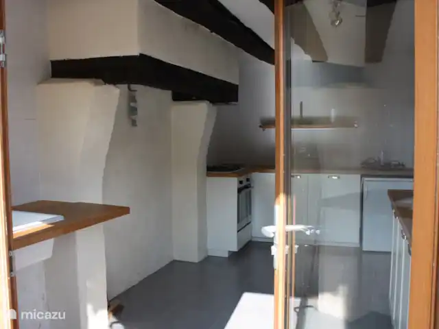 casa rural / cabaña en Francia, Nièvre, Fours – Casa Rural Chevannes En la cocina se ha conservado la auténtica chimenea.