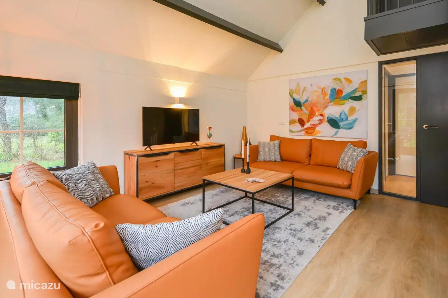 Zitkamer met zitplaatsen voor zes personen