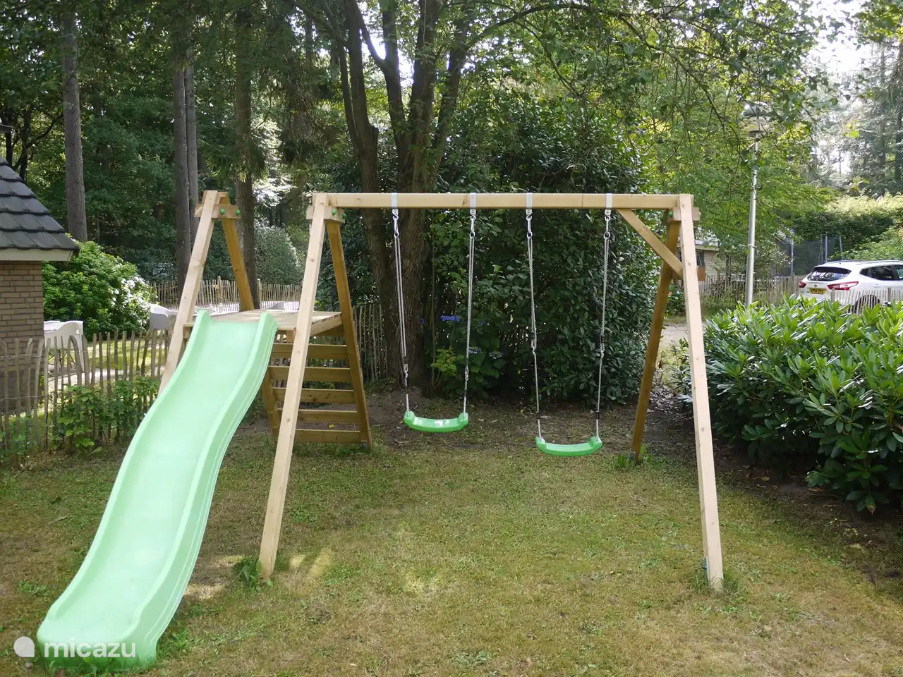 Schommels met glijbaan