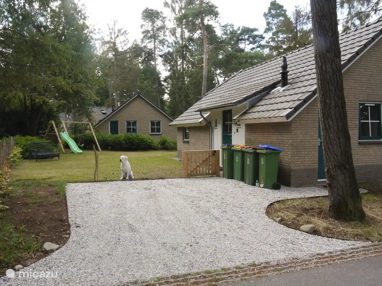 Oprit met hekje (planten komen najaar 2022)