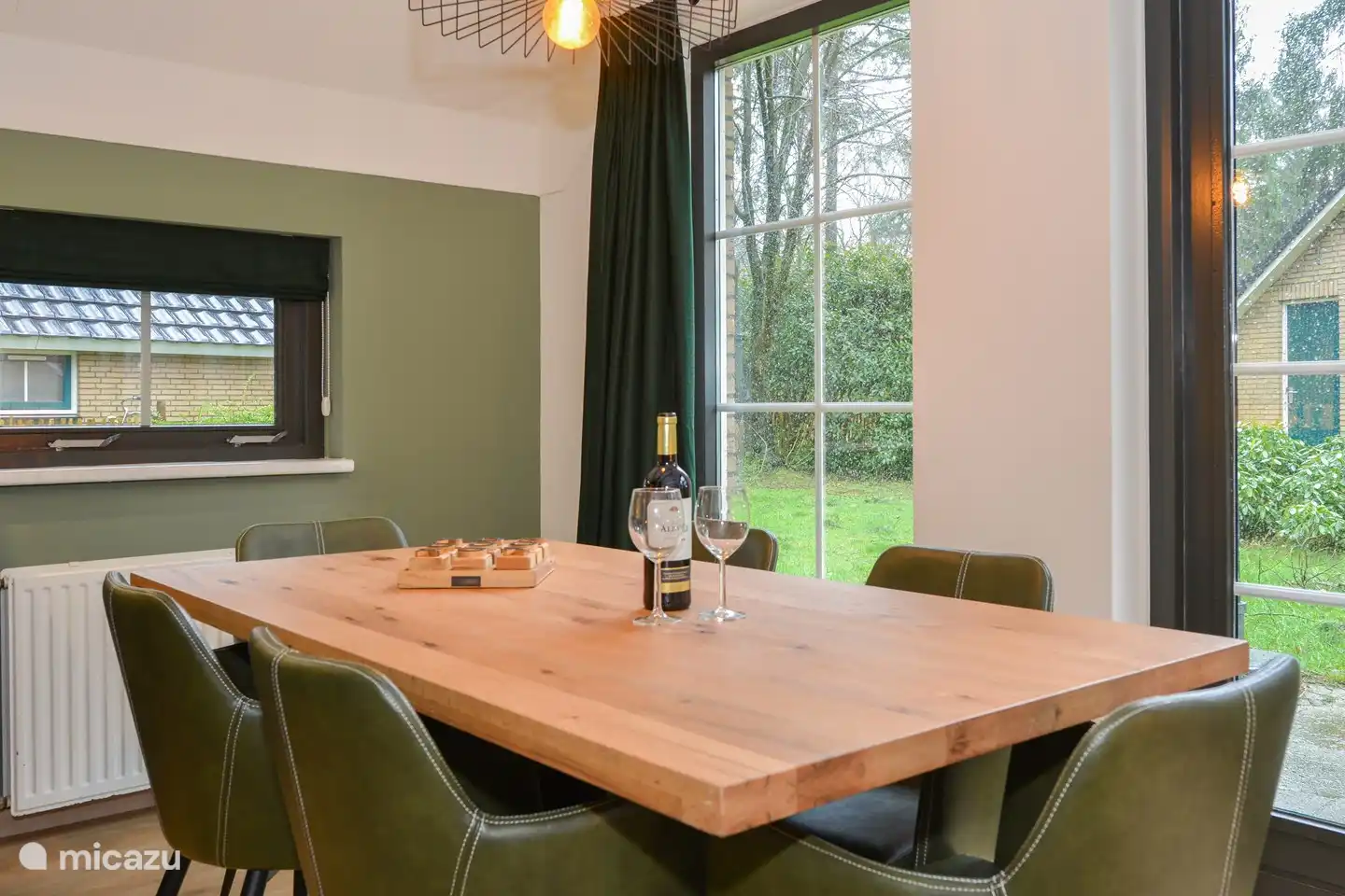 Eettafel met zes comfortabele stoelen