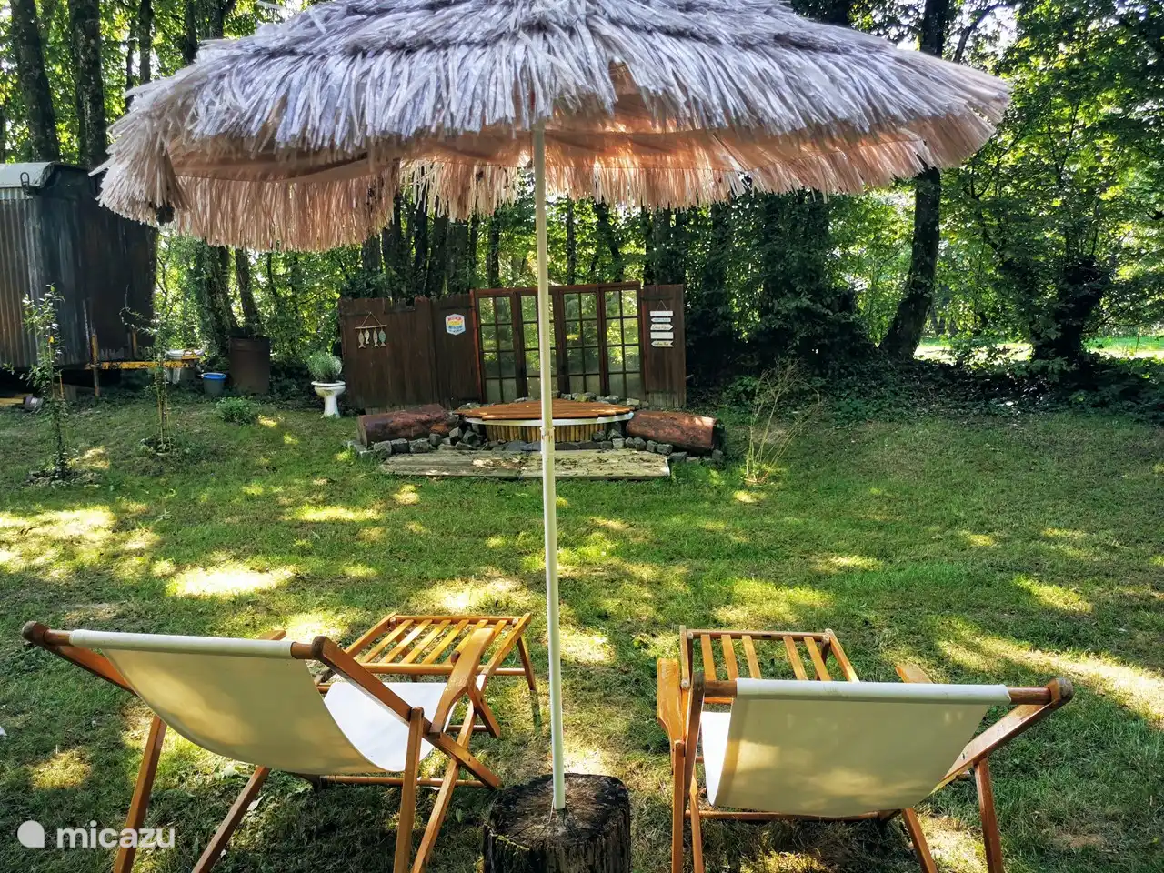 zit en lig plek bij een klein bad