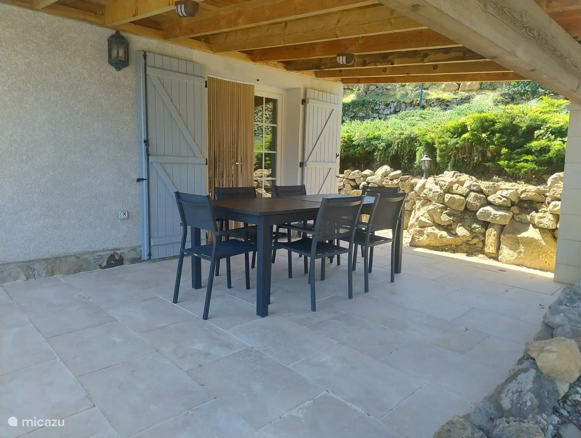 Terraza lateral cubierta