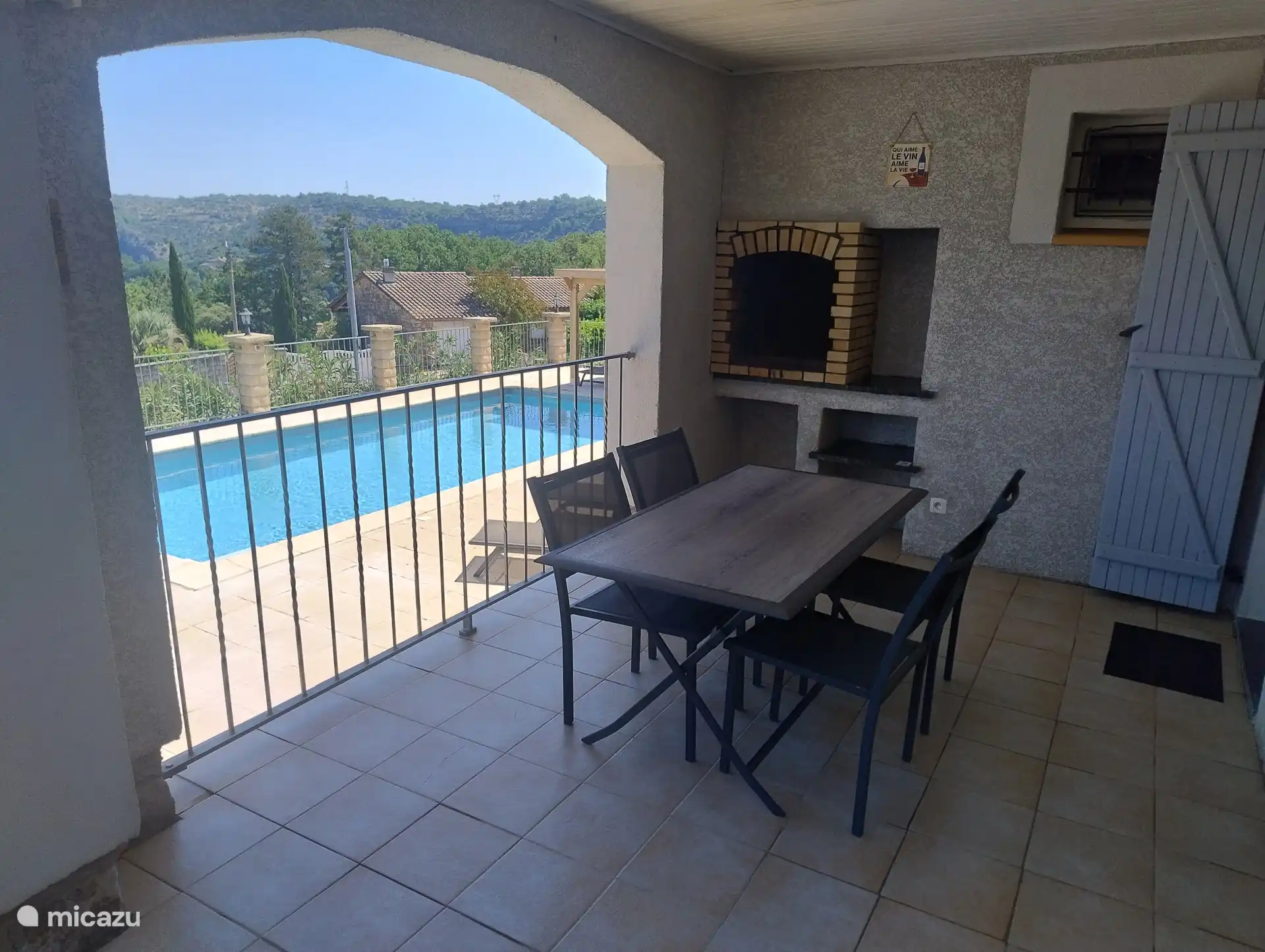Terraza cubierta con barbacoa