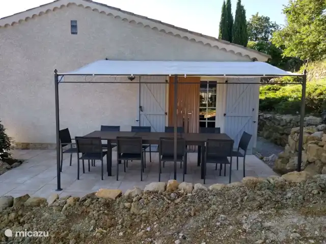 Le Chene en Francia, Ardecha, Les Vans - casa rural / cabaña Terraza con muebles de jardín