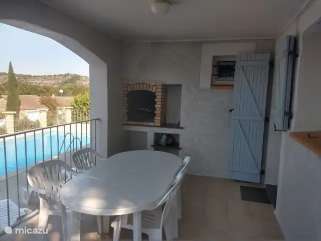 Le Chene en Francia, Ardecha, Les Vans - casa rural / cabaña Terraza cubierta con BBQ