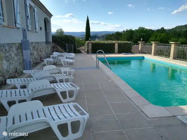 Le Chene en Francia, Ardecha, Les Vans - casa rural / cabaña piscina con tumbonas