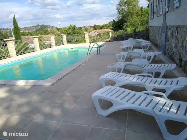 Le Chene en Francia, Ardecha, Les Vans - casa rural / cabaña terraza sombreada junto a la piscina