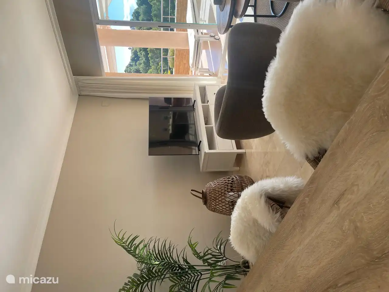 grande télévision avec une large gamme de chaînes de télévision