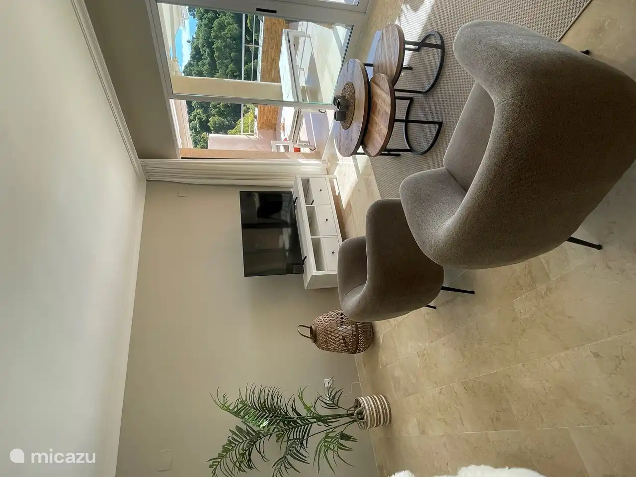 Salon spacieux adjacent à la terrasse très spacieuse