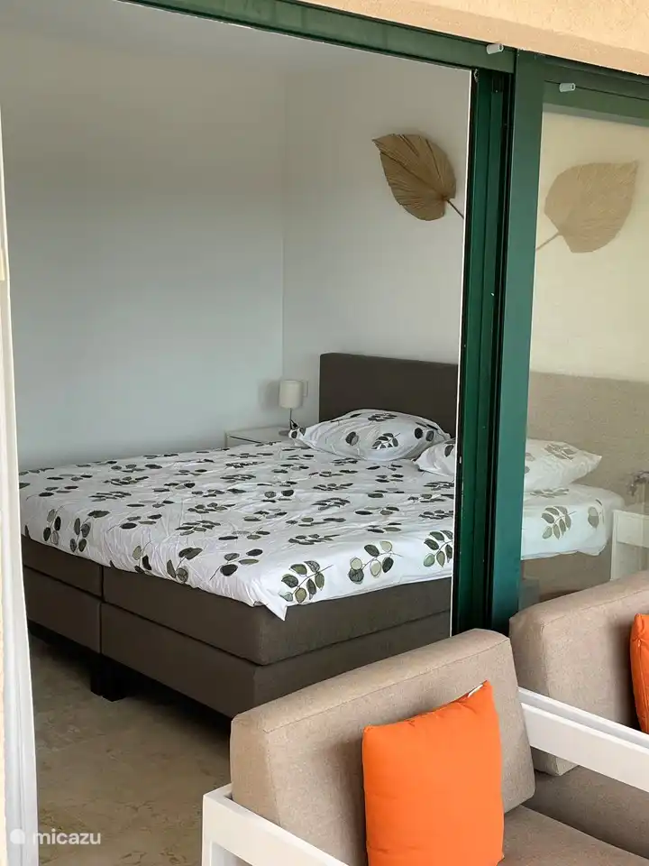 chambre principale adjacente à la terrasse