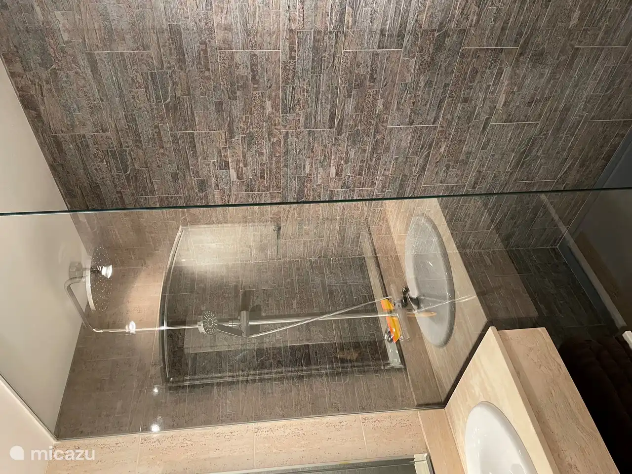 Salle de bain 1 avec douche à l'italienne spacieuse...
