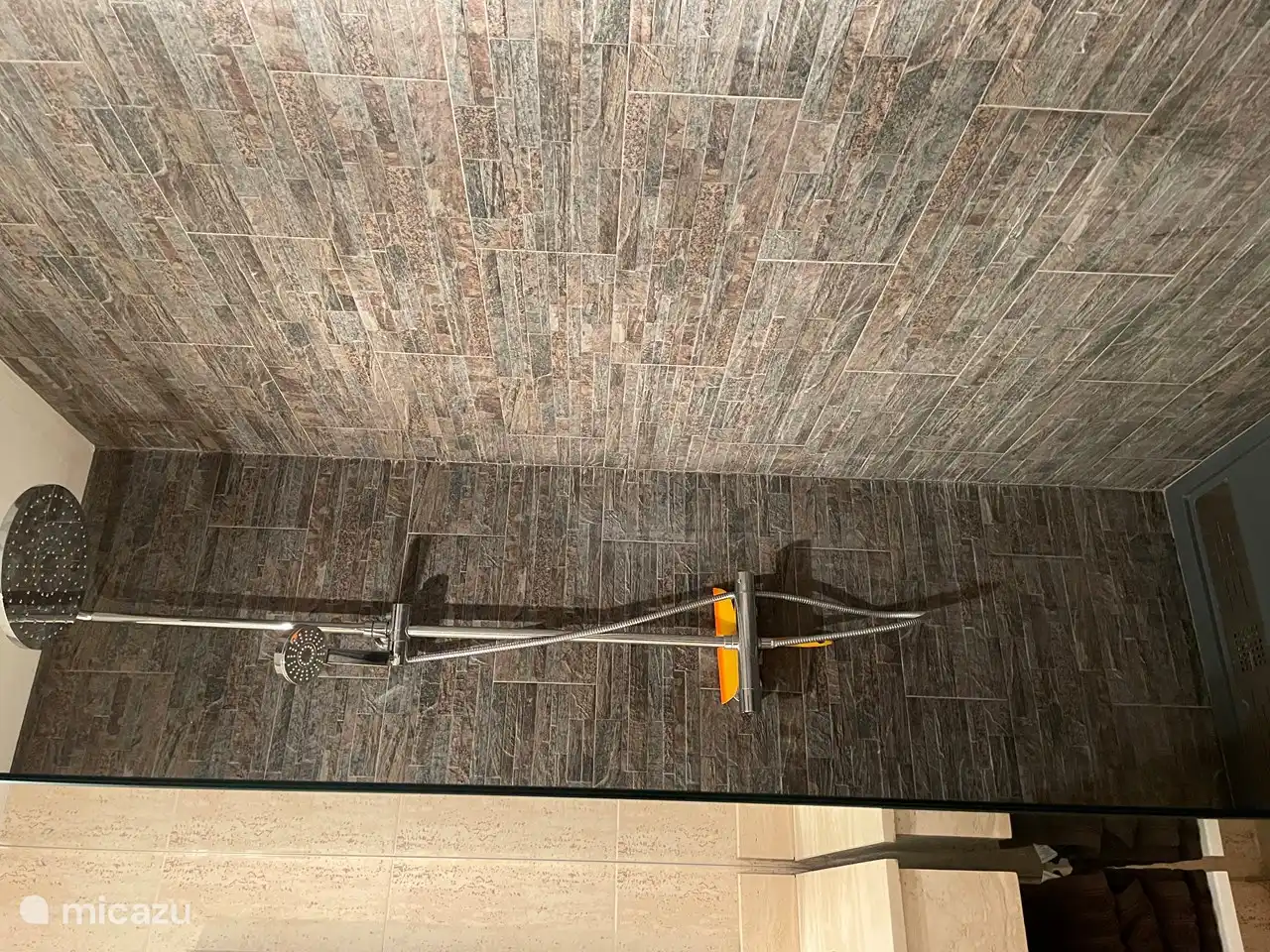 douche à l'italienne spacieuse