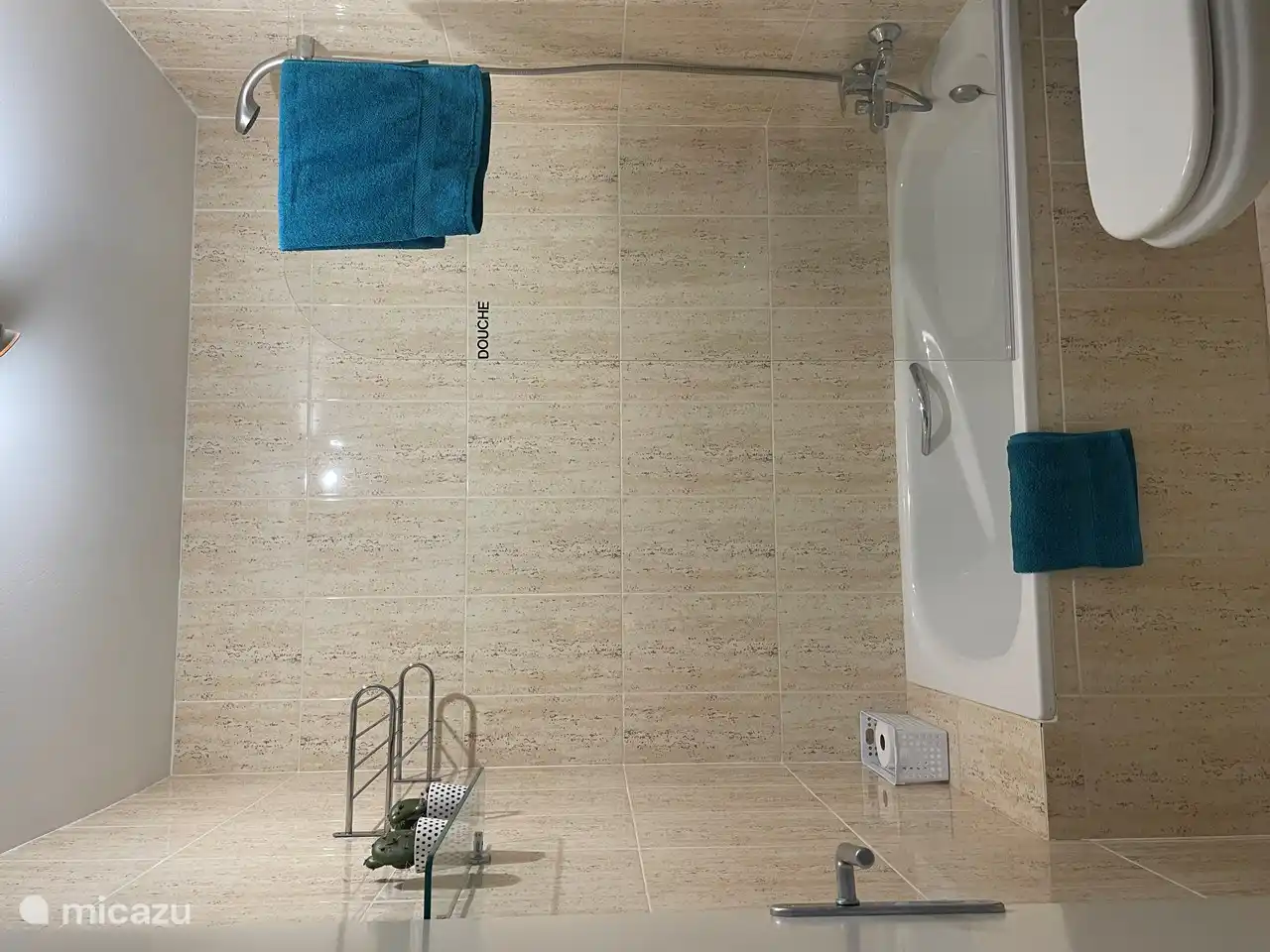 Salle de bain 2 avec baignoire