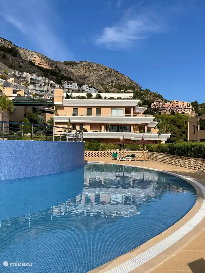 belles piscines avec la Sierra Bernia en arrière-plan.