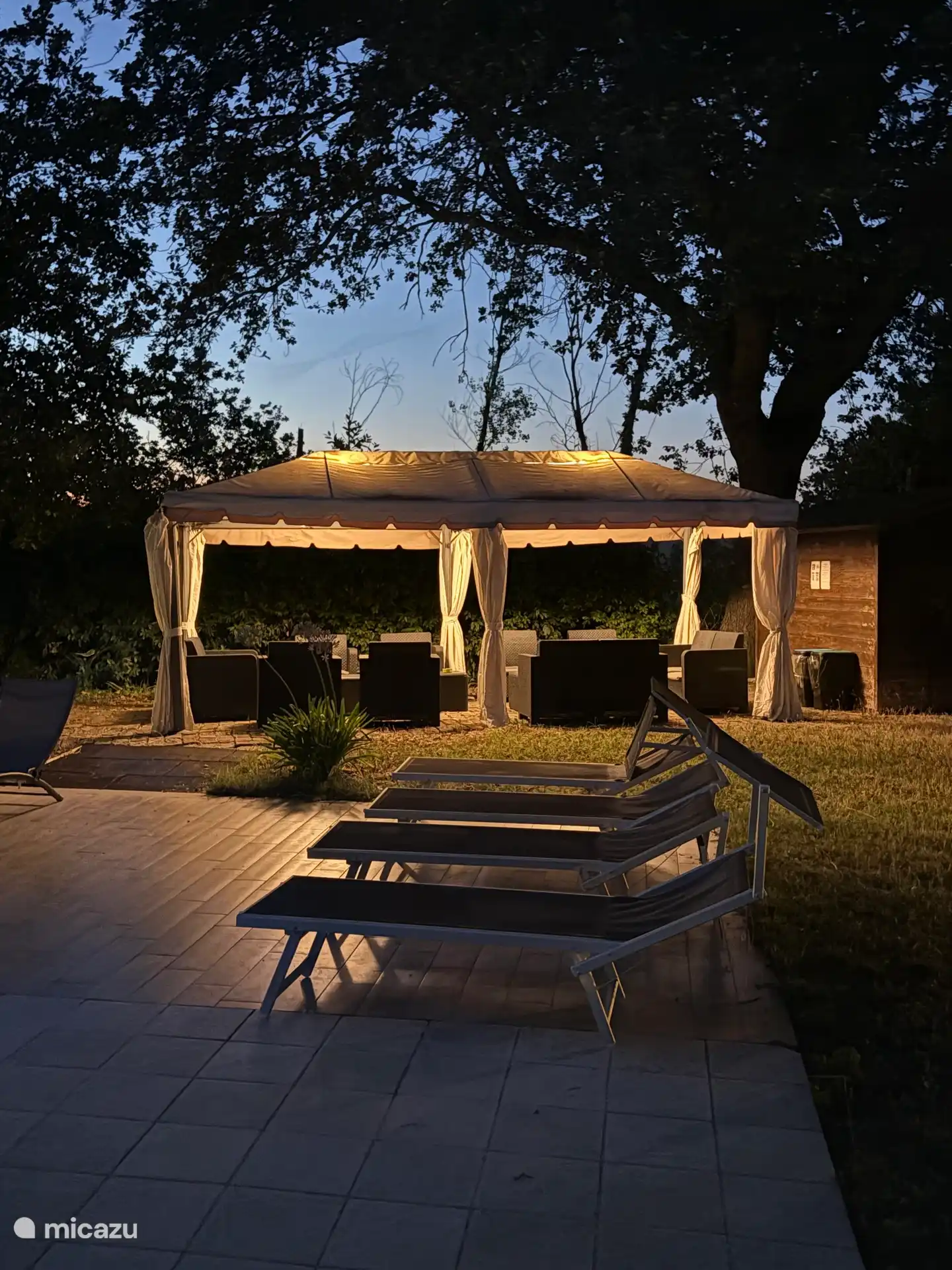 Pavillon am Abend mit Lounge-Sets
