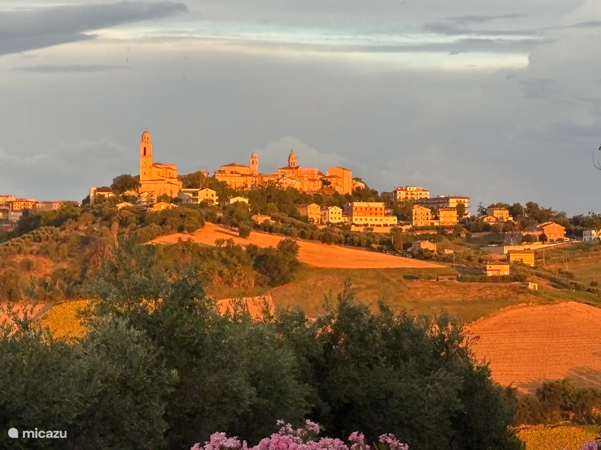 Sonnenaufgang mit Blick auf den Monte San Pietrangeli von unserer grossen Dachterrasse 