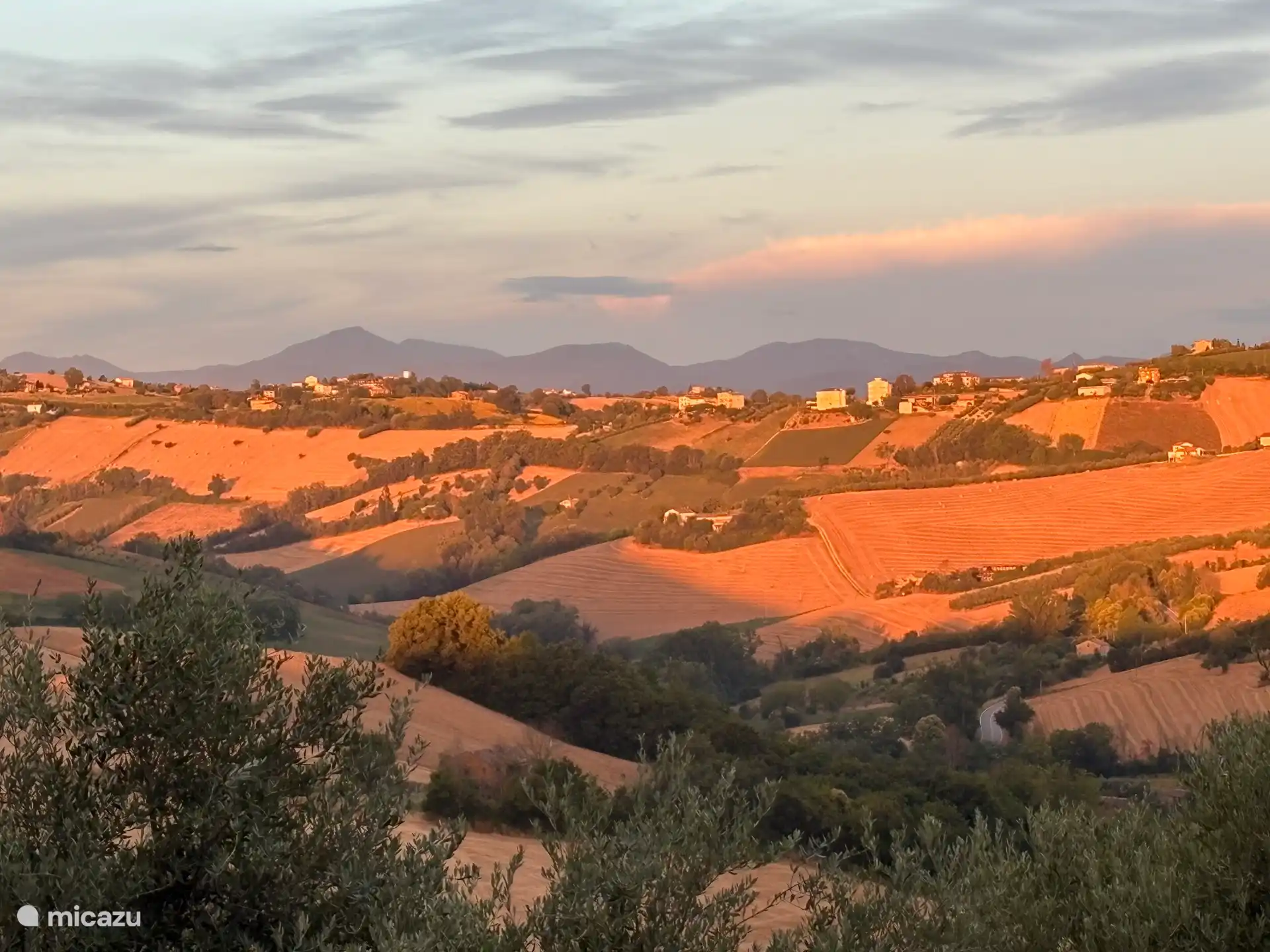 Sonnenaufgang mit Blick auf die Sibilini-Berge von unserer großen Dachterrasse