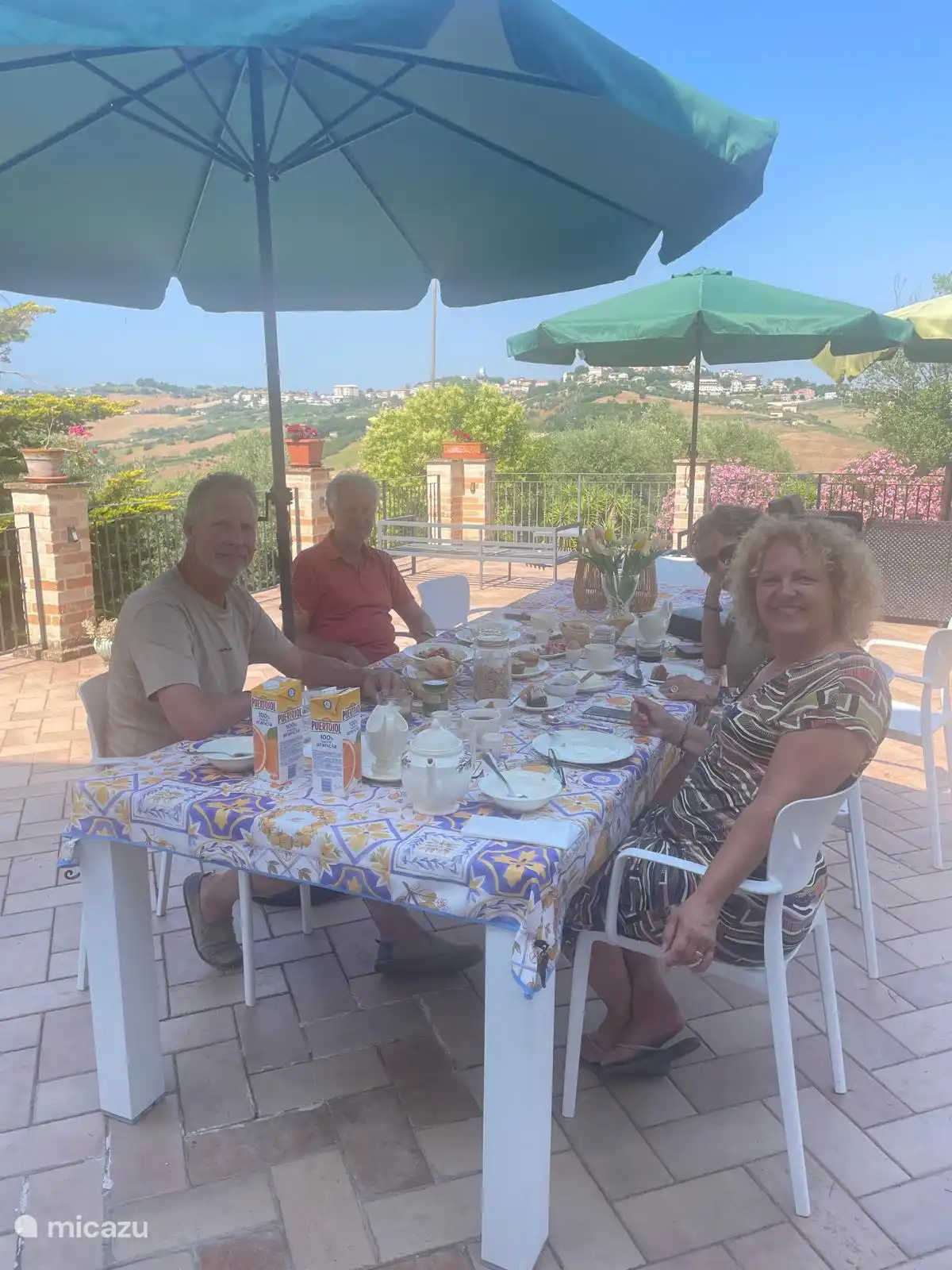 Fantastische Dachterrasse mit großem Esstisch und Sitzecken