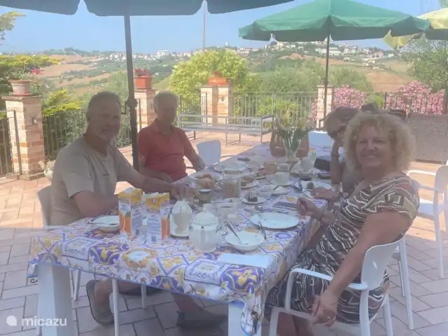 Maison de campagne Les Marches | Italie, Marche, Torre San Patrizio - maison de vacances Fantastique terrasse sur le toit avec grande table à manger et coins salon